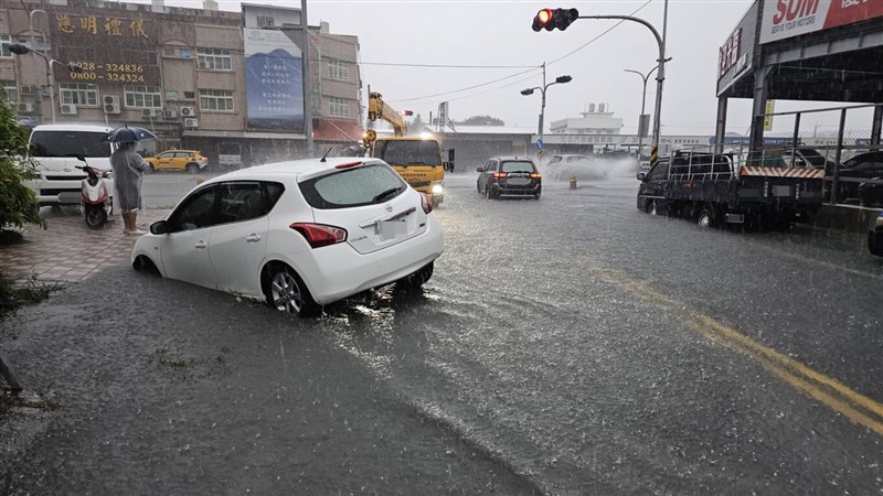 20日から続く大雨の影響で冠水した台東市内の道路（読者提供）