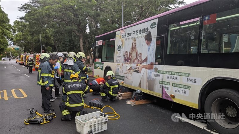 事故を起こした欣欣客運のバス＝7月19日、台北市