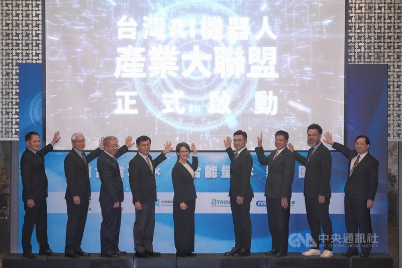 台湾AIロボット産業大連盟の発足を喜ぶ蕭美琴副総統（左から5人目）や業界団体の関係者＝7月22日、台北市