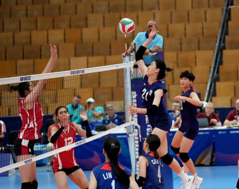 21日の中国戦で29得点を挙げるオポジットの張稦豈(右から2人目)=中華民国大専院校体育総会提供