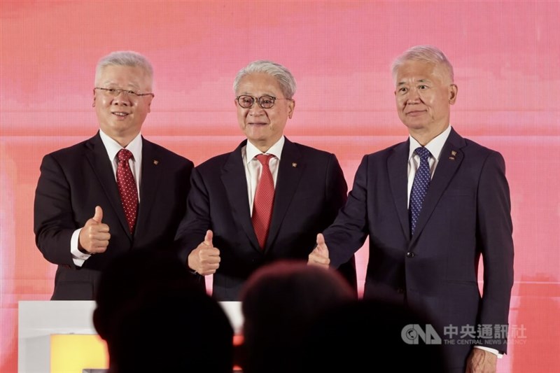 台新新光FHの(左から)林維俊総経理、呉東亮董事長、魏宝生副董事長