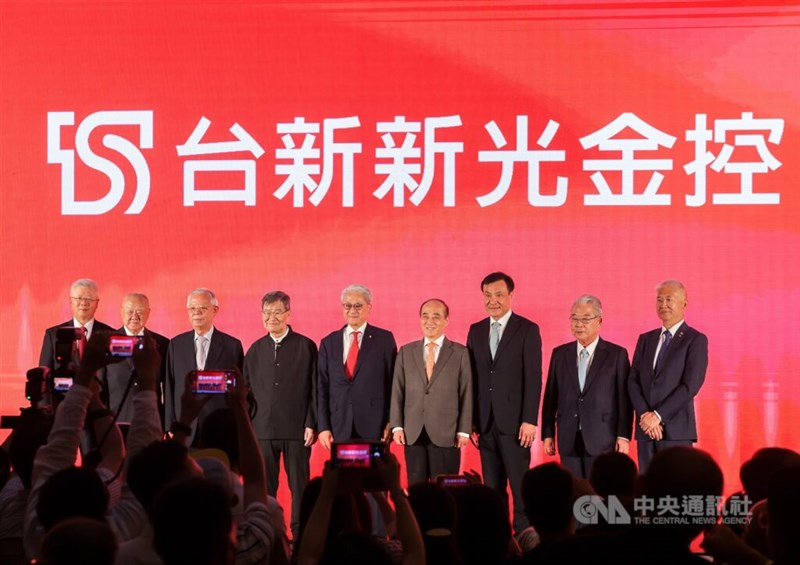 台新新光FHの発足を祝うレセプションに招かれた蕭万長元副総統(左から5人目)、王金平元立法院長(右から4人目)、台湾日本関係協会の蘇嘉全会長(右から3人目)ら