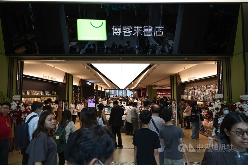 ドリームプラザ内の24時間営業書店「博客来」＝7月25日、台北市