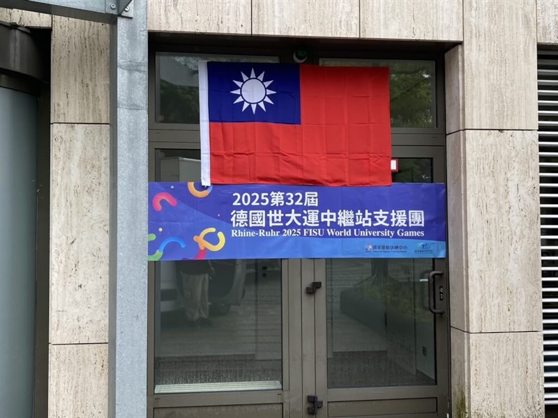 世界ユニバ台湾代表団のサポート拠点の入り口に掲げられる中華民国国旗＝7月24日、ドイツ・エッセン