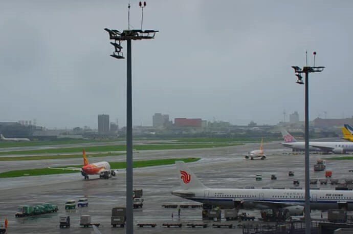 誘導路上で向き合い、立ち往生した香港空港と海南空港の旅客機＝桃園国際空港のユーチューブチャンネルから