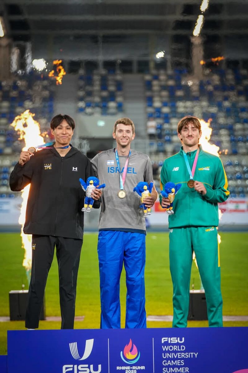 表彰台で笑顔を見せる傅兆玄(左)=中華民国大専院校体育総会提供