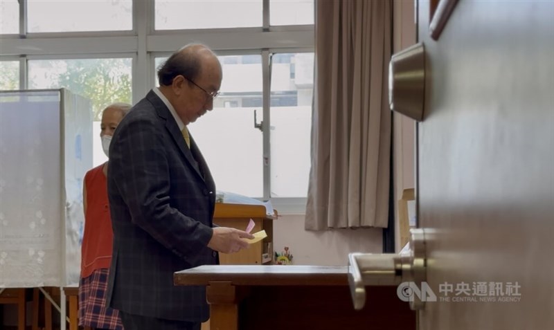 与党・民進党の立法院党団トップ柯建銘氏は本籍地の新竹市で一票を投じた＝中央社記者魯鋼駿撮影