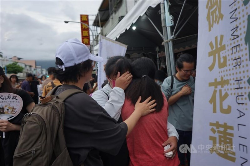 花蓮県選出の傅崐萁立法委員のリコールが不成立となり、涙を流し抱き合う支持派の有権者ら＝2025年7月26日、中央社記者張祈撮影