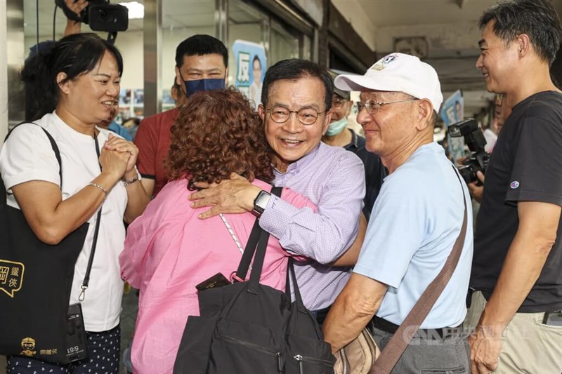 リコールの不成立を宣言し、支持者と抱き合う台北市選出の頼士葆立法委員（中央）＝2025年7月26日、中央社記者鄭清元撮影