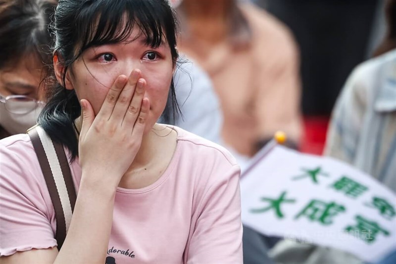 リコール支持派の劣勢が伝えられ、涙を浮かべながら開票を見守る有権者＝2025年7月26日、中央社記者王騰毅撮影