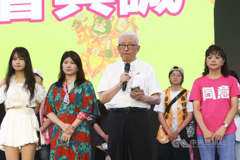 リコール支持者に語る曹興誠氏（手前左から3人目）＝7月26日、台北市