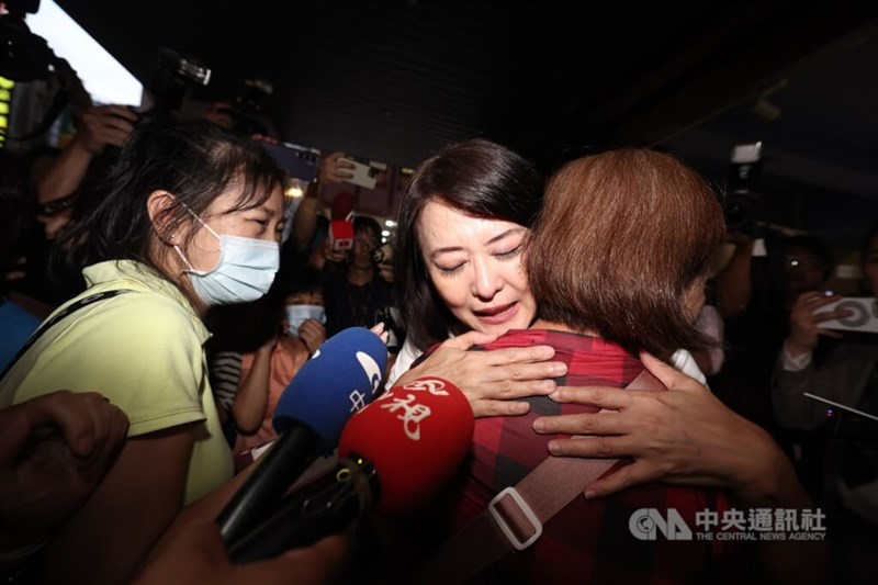 リコールが不成立となり、支持者と抱き合って喜ぶ台北市選出の王鴻薇立法委員（右2）＝2025年7月26日、中央社記者翁睿坤撮影