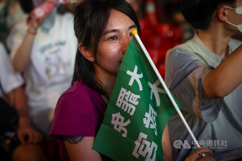 リコール不成立が決まり、涙を流す有権者＝2025年7月26日、中央社記者王騰毅撮影