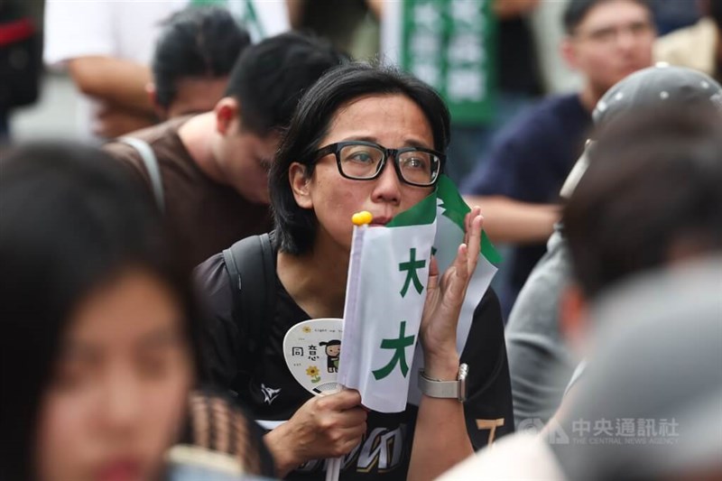 リコール支持の票が伸びず、不安な表情を浮かべる有権者＝2025年7月26日、中央社記者王騰毅撮影