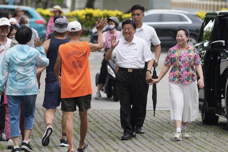 リコールの賛否が問われている国民党立法院党団トップ傅崐萁氏（右2）は、妻の徐榛蔚花蓮県長（右1）と共に投票所を訪れた＝花蓮県内で中央社記者徐肇昌撮影