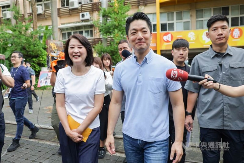 リコールの賛否が問われている王鴻薇立法委員（左）の投票に付き添う蔣万安台北市長（右）＝台北市内で中央社記者裴禛撮影