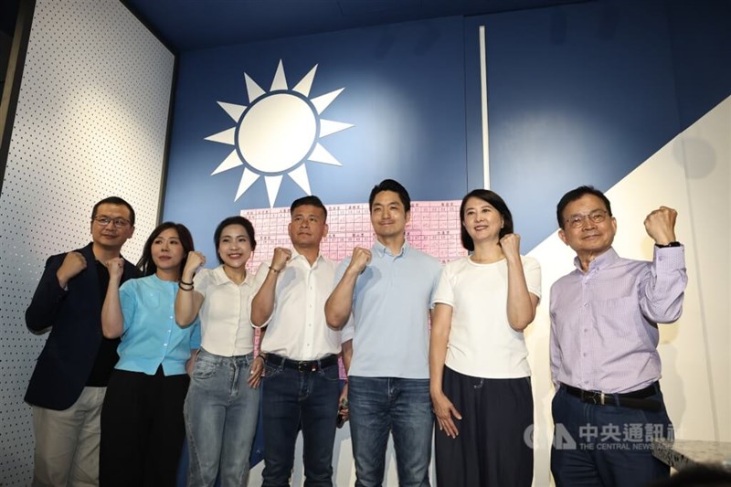 リコールが全て不成立となったことを受け、対象となった国民党立法委員らと共に報道陣の前で写真撮影に応じる蒋万安台北市長（右3）＝2025年7月26日、中央社記者翁睿坤撮影