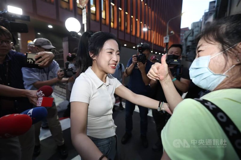 リコール不成立で議席を守り、支持者と喜ぶ台北市選出の徐巧芯立法委員（前右2）＝2025年7月26日、中央社記者翁睿坤撮影