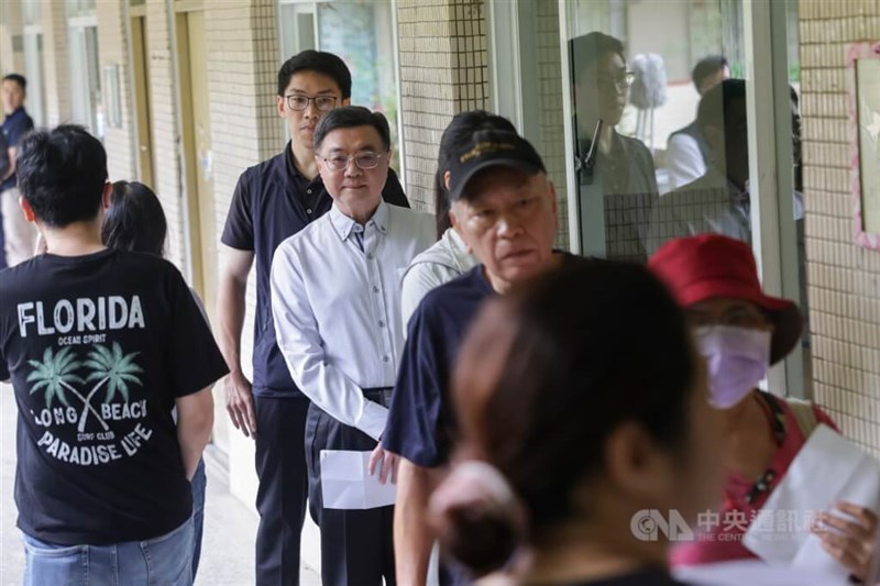 台北市内の投票所で並ぶ卓栄泰行政院長（首相・後ろから2番目）＝中央社記者裴禛撮影