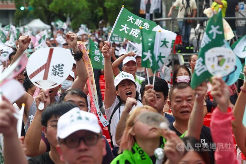 開票が始まり、劣勢が伝えられながらもエールを送るリコール支持派の有権者ら＝2025年7月26日、中央社記者王騰毅撮影