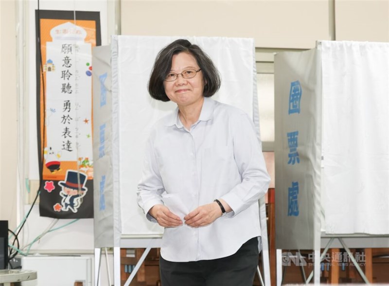 台北市内の投票所で投票する蔡英文前総統＝7月26日