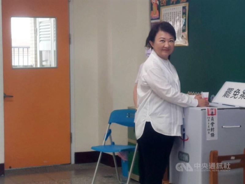一票を投じる国民党の盧秀燕台中市長＝中部・台中市内で中央社記者趙麗妍撮影