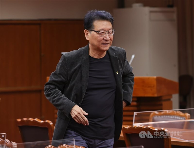 投票先を記した投票用紙を取材中の報道陣に見せた有名司会者で元立法委員の趙少康氏（資料）