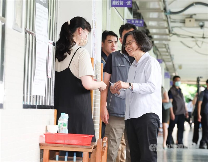 台北市内の投票所に姿を見せた蔡英文（さいえいぶん）前総統＝中央社記者謝佳璋撮影
