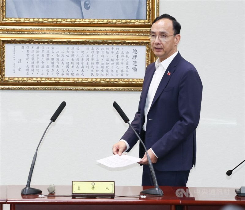 台北市の国民党本部で記者会見を開く朱立倫党主席＝7月26日