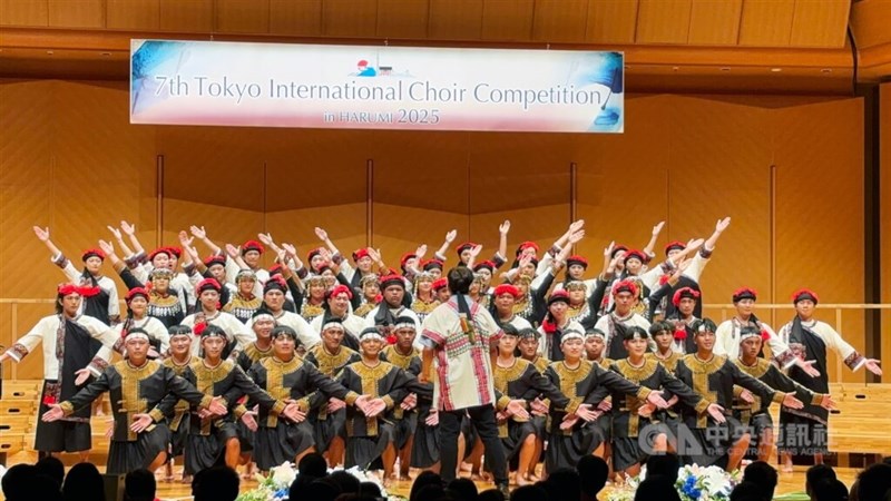 「東京国際合唱コンクール」のフォルクロア（民族音楽）部門で1位に輝いた南部・高雄市の「ニーブーン合唱団」＝2025年7月27日、中央社記者戴雅真撮影