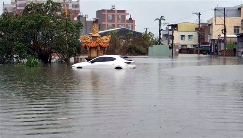 冠水により、 半分あたりまで水に漬かった車＝南部・嘉義県太保市（読者提供）