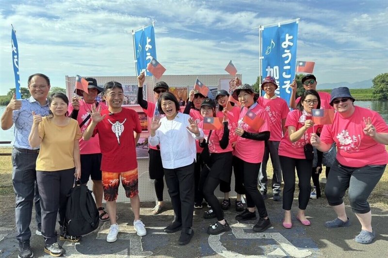 宮城県加美町を訪問する南部・嘉義市の黄敏恵（こうびんけい）市長（前列、左3）＝同市政府提供