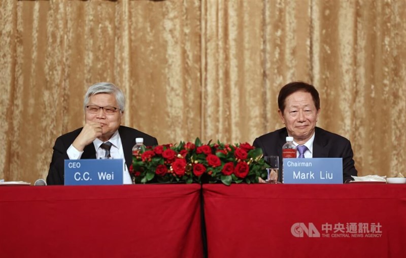 台湾積体電路製造（TSMC）の魏哲家董事長（会長）兼最高経営責任者（左）と劉徳音前董事長＝中央社資料写真