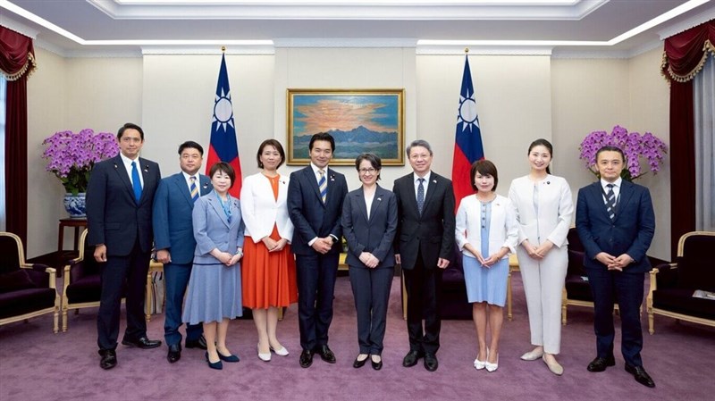 国民民主党青年局長の浅野哲衆院議員（左から5人目）率いる訪問団と面会する蕭美琴副総統（右から5人目）＝7月29日、台北市