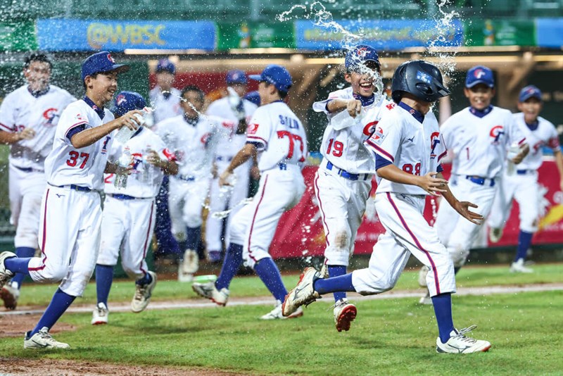 水をかけたりしてスーパーラウンド進出を祝う野球のU12W杯台湾代表＝7月29日、台南市（中華民国野球協会提供）