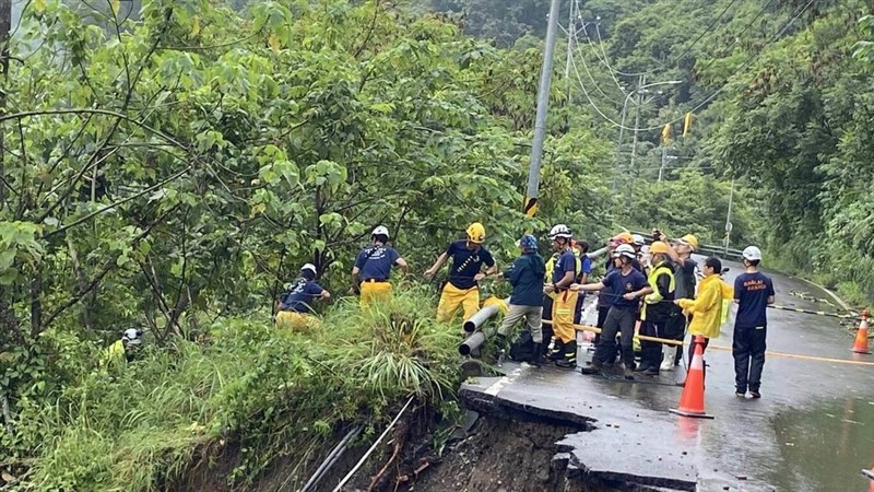 事故車両の乗客を捜索する消防職員ら＝7月31日、高雄市（同市消防局提供）