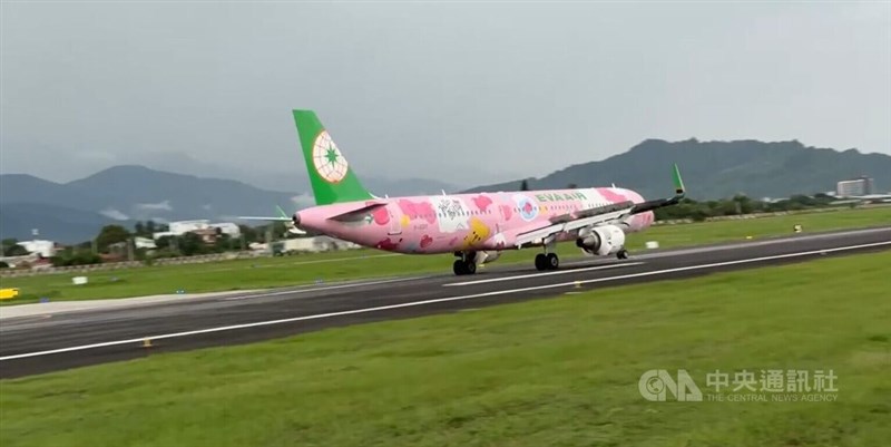 1日、台東空港に飛来したエバー航空の「ピンキージェット」＝中央社記者盧太城撮影