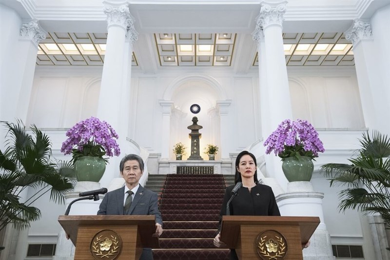 台湾ドラマ「零日攻撃」で総統役を演じたジャネット（右）。写真は総統府で撮影（牽猴子提供）