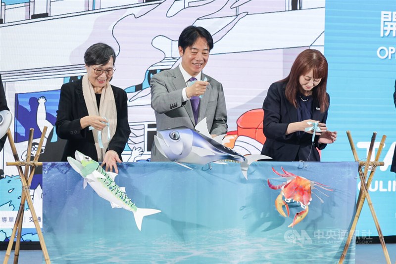 台湾美食展のオープニングセレモニーで台湾の海の幸をPRする（左から）同展準備委員会の葉菊蘭主任委員、頼清徳総統、台湾観光協会の簡余晏会長＝8月1日、台北市
