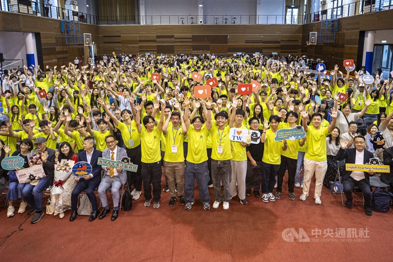 台湾の小中学校で2週間にわたって英語を教える任務を果たし喜ぶ「海外青年英語サービスキャンプ」の参加者ら＝2025年7月31日、中央社記者鄭清元撮影