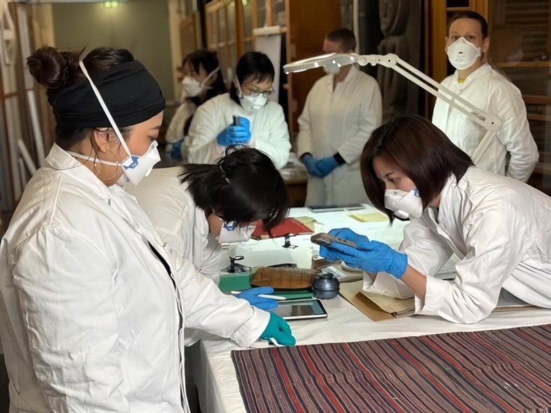 ベルリン民族学博物館で台湾から持ち運ばれた原住民（先住民）族の織物を調査する烏来タイヤル民族博物館の調査団員ら＝新北市政府原住民族行政局提供