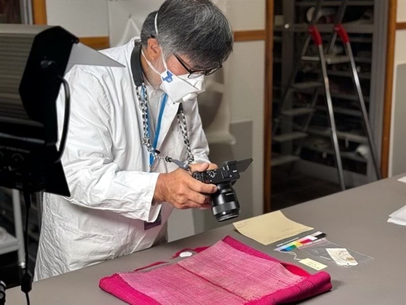 現在の新北市烏来から持ち運ばれたとされるベルリン民族学博物館に収蔵された伝統衣装を調査する烏来タイヤル民族博物館の調査団員ら＝新北市政府原住民族行政局提供