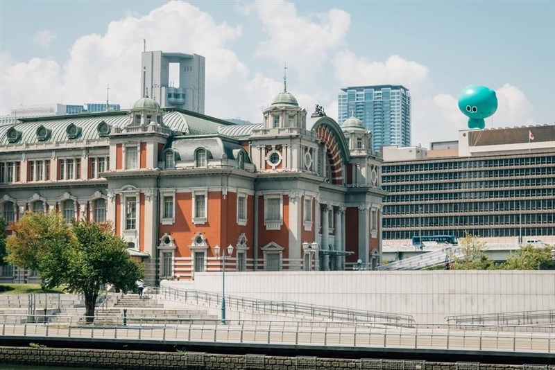 空に高く浮かぶ「a-We」(アウィー)のバルーン=文化部提供