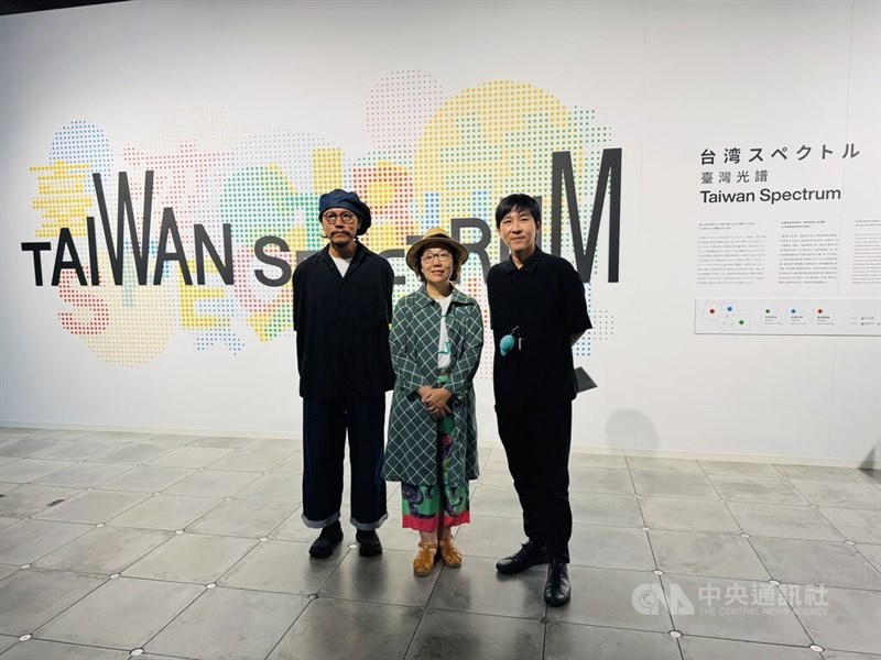 1日の内覧会に出席した（左から）「We TAIWAN」ビジュアルディレクターのジョー・ファン（方序中）さん、文化部の王時思政務次長、キュレーターの林昆穎さん