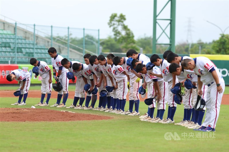 3位決定戦の試合後、脱帽してお辞儀をする台湾代表＝2025年8月3日、中央社記者張新偉撮影