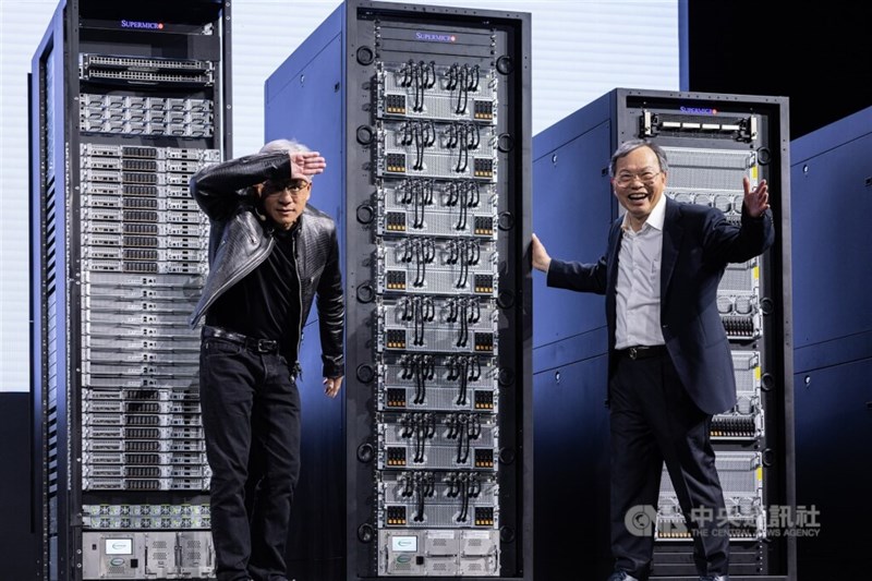 米PCサーバー大手スーパーマイクロのチャールズ・リャン（梁見後）CEO（右）が6月5日に台北市内で講演を行った際、米半導体大手エヌビディアのジェンスン・フアン（黄仁勲）CEOが登場。いずれも台湾系米国人である二人は中国語と英語、台湾語で会話してみせた＝中央社記者翁睿坤撮影