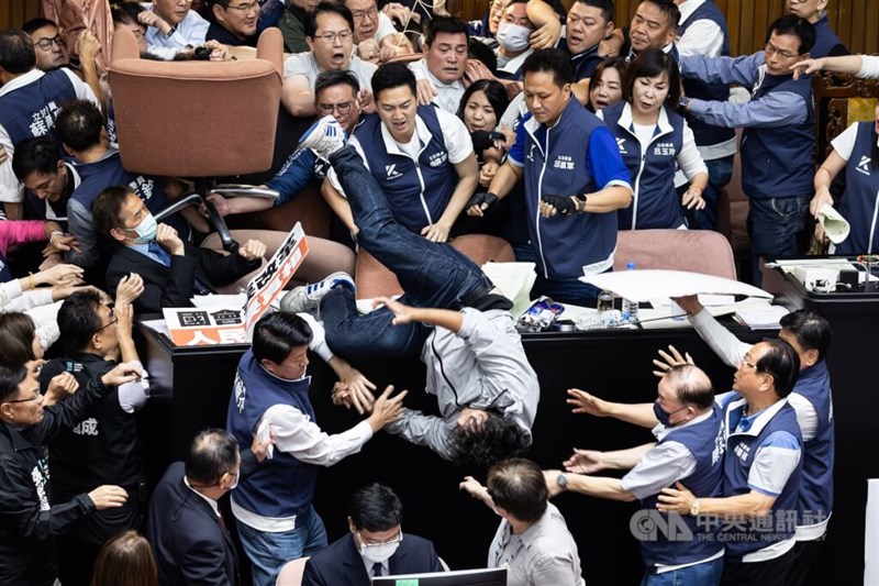立法院（国会）では5月17日夜、国会改革法案を巡り与野党の立法委員（国会議員）が激しく衝突。与党・民進党の沈伯洋立法委員（中央）は演台を占拠しようとしたところを野党・国民党の立法委員に引きずり降ろされた。沈氏をはじめ少なくとも6人の立法委員が医療機関に搬送された＝中央社記者翁睿坤撮影
