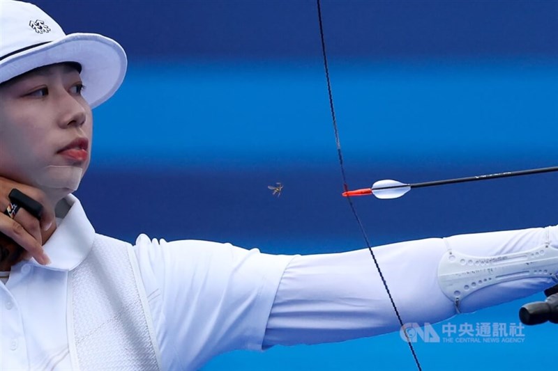 パリ五輪のアーチェリー女子で金メダルを受賞した韓国のイム・シヒョン選手。現地時間7月25日の決勝戦で矢を射る瞬間の写真に虫が写り込んだ＝中央社記者呉家昇撮影