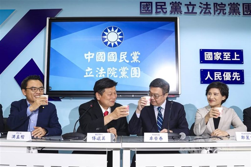 与党・民進党の卓栄泰（たくえいたい）行政院長（首相、右2）は5月29日、野党・国民党の立法院党団（国会議員団）を訪問し、傅崐萁（ふこんき）総召（院内総務、左2）と茶で“乾杯”を交わした＝台北市で中央社記者鄭清元撮影