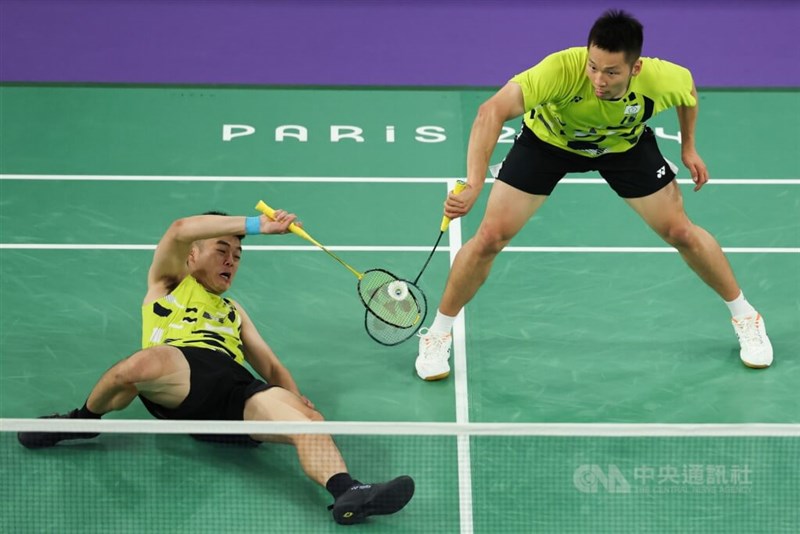 パリ五輪のバドミントン男子ダブルスに出場した李洋（右）・王斉麟（左）組は、現地時間8月4日の決勝で中国ペアを下して金メダルに輝いた＝フランス・パリで中央社記者呉家昇撮影